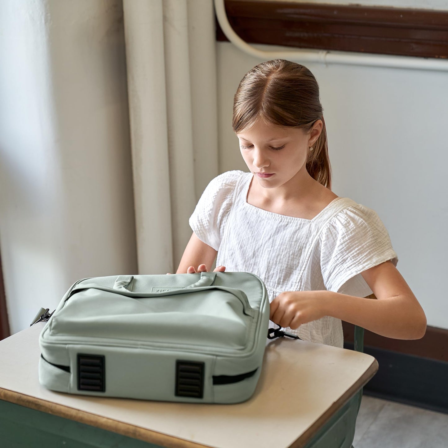 Sturdy 3 Ring Zipper Binder With Shoulder Strap For School - Beautiful 2 Inch Zip Up Binder with Extra Pockets Holds 500 Sheets, Books & Laptop - Easy to Carry Trapper Keeper Made Of Premium Fabrics