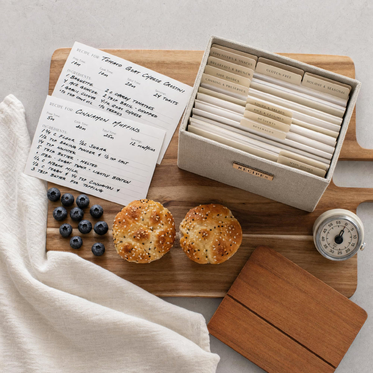 Beautiful Recipe Box with Wooden Lid - Incl. 50x 4x6" Recipe Cards and Matching Dividers to Easily Organize Up to 250 Recipes - A Sturdy Card Holder And Great Gift that Perfectly Fits into Any Kitchen