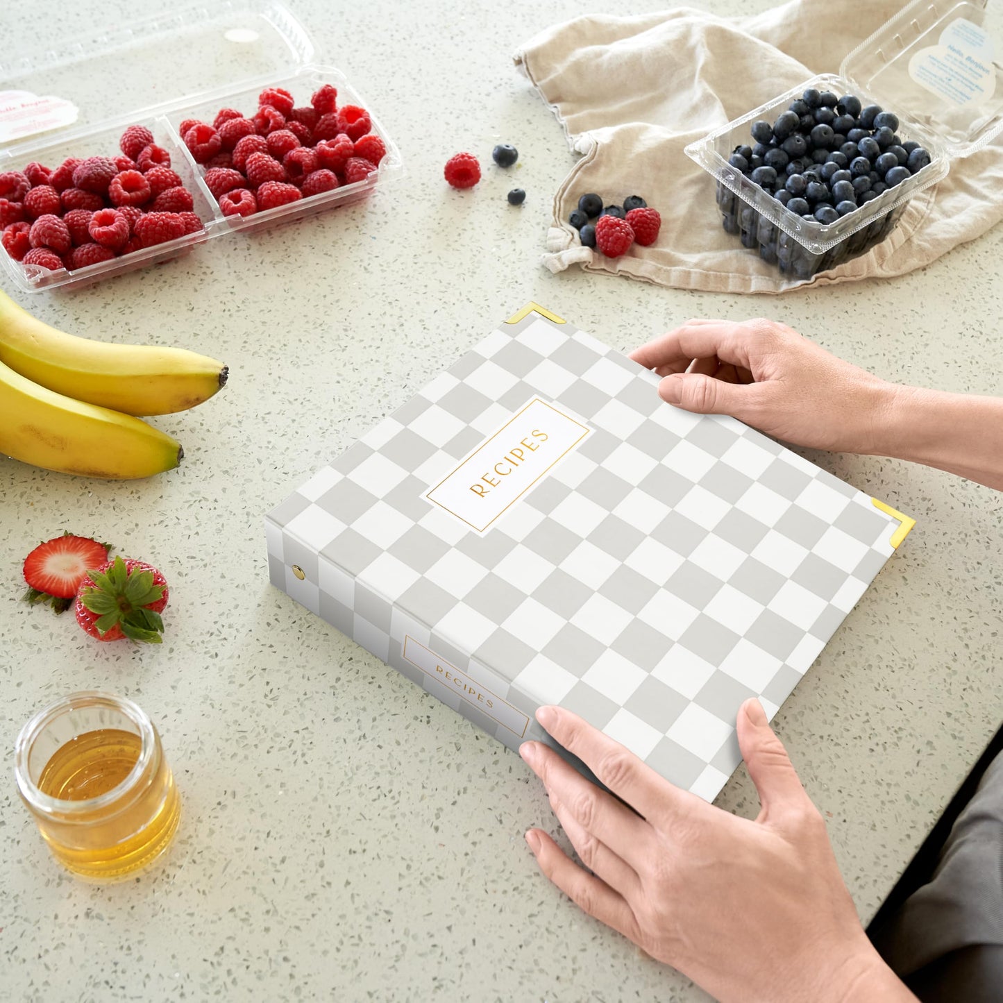 Aesthetic Recipe Binder with Checker Design - The Perfect Recipe Book with Plastic Sleeves to Write in Your Own Recipes - Quality Blank Cookbook Binder to Organize Your Recipes - Recipe Cards incl.
