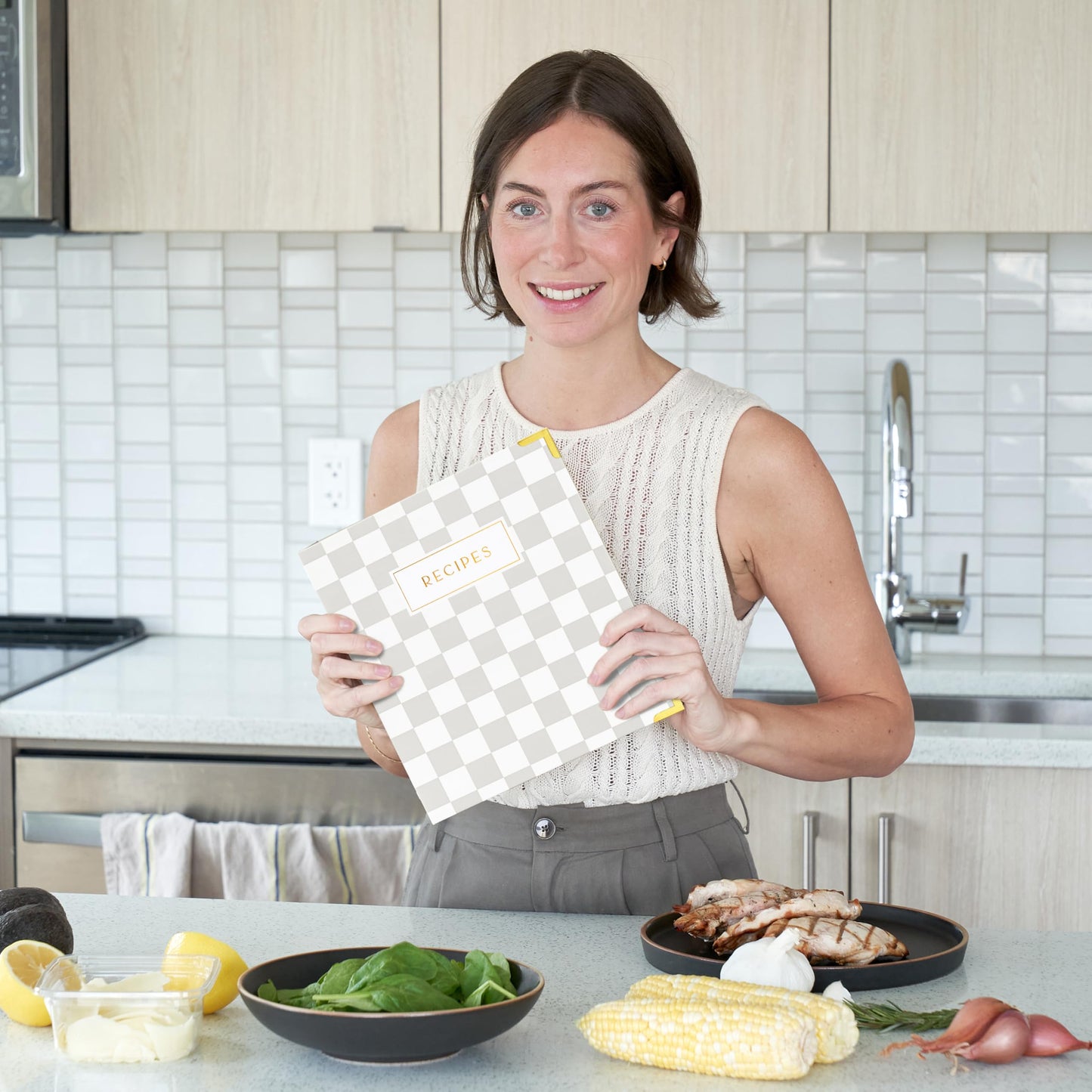 Aesthetic Recipe Binder with Checker Design - The Perfect Recipe Book with Plastic Sleeves to Write in Your Own Recipes - Quality Blank Cookbook Binder to Organize Your Recipes - Recipe Cards incl.