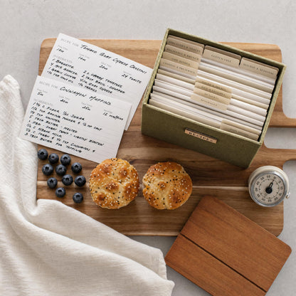Beautiful Recipe Box with Wooden Lid - Incl. 50x 4x6" Recipe Cards and Matching Dividers to Easily Organize Up to 250 Recipes - A Sturdy Card Holder And Great Gift that Perfectly Fits into Any Kitchen